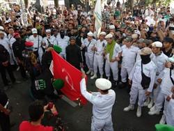 Massa Demo Tolak RUU HIP di Medan Bakar Bendera Merah Berlogo Palu Arit