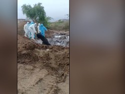 Viral, Jenazah Pasien Corona di India Dibuang ke Dalam Lubang