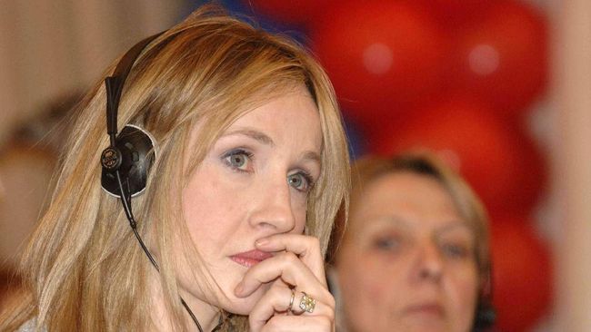 Netizen gaduh dengan tagar #RIPJKRowling di Twitter karena novel baru JK Rowling yang kembali mengundang kontroversi soal transgender.