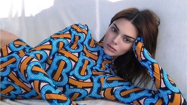 Pakai Baju Transparan tanpa Bra, Kendall Jenner Disebut Cewek Murahan