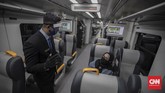 Kereta Bandara Kembali Beroperasi Penumpang KA Bandara Soetta di Stasiun BNI City, Jakarta, Jumat, 3 Juli 2020. Kereta Api Bandara Internasional Soekarno-Hatta kembali beroperasi sejak 1 Juli 2020 dengan menerbitkan sejumlah prosedur protokol kesehatan pencegahan COVID-19 yang harus dipatuhi bagi para calon penumpang, pendamping, atau pengunjung KA Bandara. CNN Indonesia/Bisma Septalisma