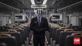 Kereta Bandara Kembali Beroperasi Penumpang KA Bandara Soetta di Stasiun BNI City, Jakarta, Jumat, 3 Juli 2020. Kereta Api Bandara Internasional Soekarno-Hatta kembali beroperasi sejak 1 Juli 2020 dengan menerbitkan sejumlah prosedur protokol kesehatan pencegahan COVID-19 yang harus dipatuhi bagi para calon penumpang, pendamping, atau pengunjung KA Bandara. CNN Indonesia/Bisma Septalisma