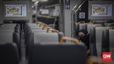 Kereta Bandara Kembali Beroperasi Penumpang KA Bandara Soetta di Stasiun BNI City, Jakarta, Jumat, 3 Juli 2020. Kereta Api Bandara Internasional Soekarno-Hatta kembali beroperasi sejak 1 Juli 2020 dengan menerbitkan sejumlah prosedur protokol kesehatan pencegahan COVID-19 yang harus dipatuhi bagi para calon penumpang, pendamping, atau pengunjung KA Bandara. CNN Indonesia/Bisma Septalisma