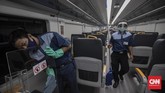 Kereta Bandara Kembali Beroperasi Petugas membersihkan KA Bandara Soetta di Stasiun Manggarai, Jakarta, Jumat, 3 Juli 2020. Kereta Api Bandara Internasional Soekarno-Hatta kembali beroperasi sejak 1 Juli 2020 dengan menerbitkan sejumlah prosedur protokol kesehatan pencegahan COVID-19 yang harus dipatuhi bagi para calon penumpang, pendamping, atau pengunjung KA Bandara. CNN Indonesia/Bisma Septalisma