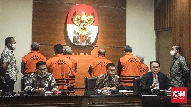 Wakil Ketua KPK Nawawi Pomolango dalam konferensi pers penetapan tersangka
kasus dugaan korupsi pengadaan barang dan jasa di lingkungan Pemerintah Kabupaten Kutai Timur, Provinsi Kalimantan Timur di Gedung
KPK, Jakarta, Jumat (3/7)