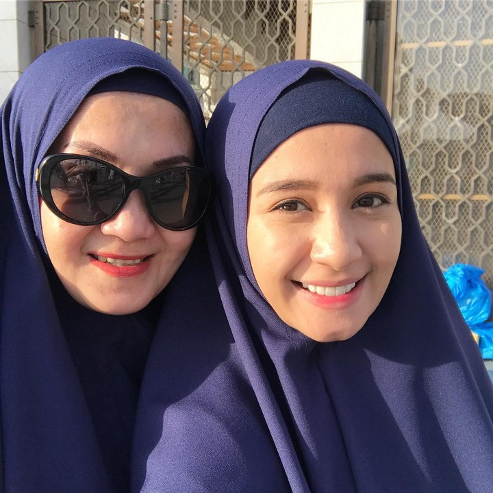 Ibunda Laudya Cynthia Bella selalu menemani putrinya di berbagai kesempatan lho, Bunda. Keduanya juga sering pakai outfit kembaran nih. (Foto: Instagram @laudyacynthiabella)