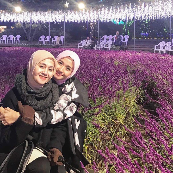 <div>Selain mengantarnya bekerja, Bella sering mengajak ibunya jalan-jalan lho, Bunda. (Foto: Instagram @laudyacynthiabella)</div>