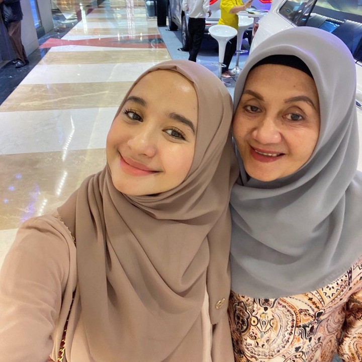 Saking dekatnya dengan ibunda, ketika tinggal di Malaysia, Bella sangat merindukannya. (Foto: Instagram @laudyacynthiabella)