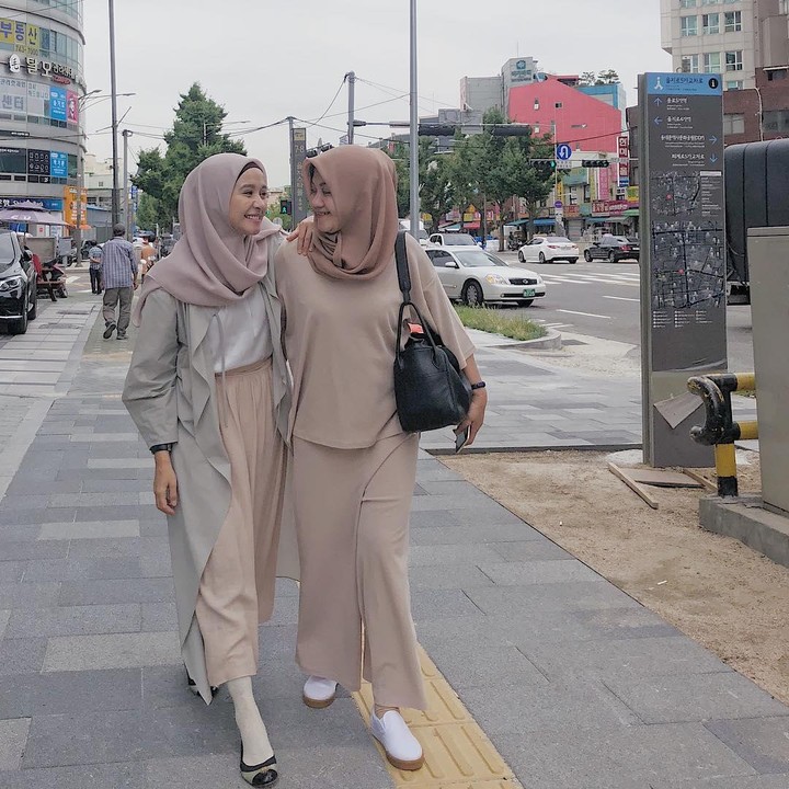 Lihat saja, Bunda. Bella dan sang ibu tampak sangat akrab, bahkan seperti sahabat. Semoga sehat selalu Bella dan ibunda. (Foto: Instagram @laudyacynthiabella)