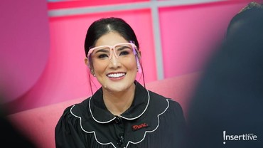 img-title Nindy Tolak Pamer Kemesraan Bareng Suami, Takut Bikin Iri