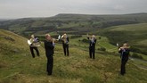 Nyalang Edisi 4 Juli 2020 Members of the 'Meltham and Meltham Mills Band' practice together for the first time since the government imposed lockdown began in Worlow Quarry, above the village of Marsden, near Huddersfield, northern England on June 30, 2020. (Photo by OLI SCARFF / AFP)