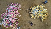 Nyalang Edisi 4 Juli 2020 Flocks of sheep are brought to a market for sale on the outskirts of Fatehpur, India, Saturday, June 27, 2020. The sellers mark their sheep with differant colors for identification. (AP Photo/Rajesh Kumar Singh)