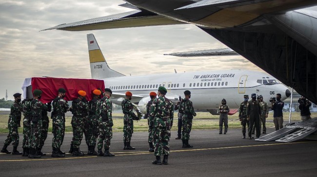 Prajurit TNI mengusung peti jenazah Pelda Anumerta Rama Wahyudi saat upacara pelepasan keberangkatan jenazah ke rumah duka di Pekanbaru, Riau, di Skadron Udara 17 Lanud Halim Perdanakusuma, Jakarta, Jumat (3/7/2020). Pelda Anumerta Rama Wahyudi merupakan salah satu anggota Satgas Kizi TNI Konga XX-Q/Monusco misi PBB yang gugur karena tertembak oleh kelompok bersenjata Allied Democratic Forces (ADF) saat bertugas mengirimkan logistik ke Temporary Operation Base (TOB) di wilayah Makisabo, Kongo, Afrika pada 22 Juni 2020. ANTARA FOTO/Aprillio Akbar/wsj.