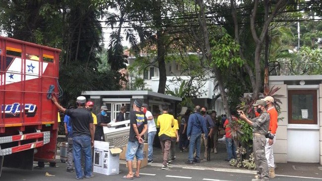 Suasana eksekusi pengosongan rumah pahlawan nasional Mohammad Yamin di Jalan Diponegoro No 10 Jakarta Pusat yang dilakukan pada Kamis (2/7) pagi oleh tim juru sita PN Jakarta Pusat. (ANTARA/Ho-PN Jakpus)