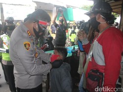 Dorong Jatim Bermasker, Polisi Bagikan Masker ke 10 Pasar di Blitar