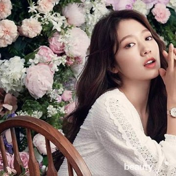Potret Menawan Park Shin Hye dalam Balutan Gaun Cantik
