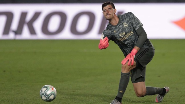 Real Madrid resmi memperpanjang kontrak kiper andalan mereka, Thibaut Courtois dengan kontrak lima musim ke depan hingga 30 Juni 2026.