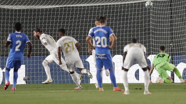 Real Madrid's Sergio Ramos, second left, celebrates after scoring his side's opening goal from a penalty shot during the Spanish La Liga soccer match between Real Madrid and Getafe at the Alfredo di Stefano stadium in Madrid, Spain, Thursday, July 2, 2020. (AP Photo/Bernat Armangue)