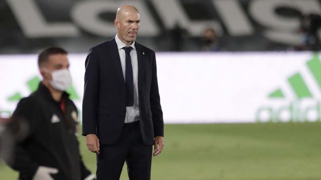 Pelatih Real Madrid Zinedine Zidane harus menjalani isolasi mandiri setelah melakukan kontak dengan pasien positif corona atau Covid-19.