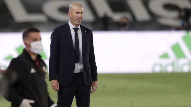 Zidane Isolasi Mandiri Covid-19 Pelatih Real Madrid Zinedine Zidane harus menjalani isolasi mandiri setelah melakukan kontak dengan pasien positif corona atau Covid-19.