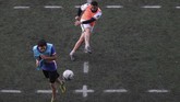 Sepakbola Bentuk Baru Dikembangkan saat Pandemi di Argentina A man connects a shot during an amateur soccer match at a local club, Play Futbol 5, in Pergamino, Argentina, Wednesday, July 1, 2020. The club divided a soccer field into 12 rectangles to mark limited areas for each player, keeping them from making physical contact, an adaptation to continue playing amid government restrictions to curb the spread of the new coronavirus. (AP Photo/Natacha Pisarenko)