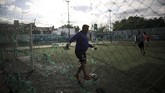 Sepakbola Bentuk Baru Dikembangkan saat Pandemi di Argentina Martin Rodriguez controls the ball during an amateur soccer match at the Play Futbol 5 local club in Pergamino, Argentina, Wednesday, July 1, 2020. In order to continue playing amid government restrictions to curb the spread of the new coronavirus, the club divided its soccer field into 12 rectangles to mark limited areas for each player, keeping them from making physical contact. (AP Photo/Natacha Pisarenko)