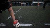 Sepakbola Bentuk Baru Dikembangkan saat Pandemi di Argentina A player steps on the ball during an amateur soccer match at a local club, Play Futbol 5, in Pergamino, Argentina, Wednesday, July 1, 2020. In order to continue playing amid government restrictions to curb the spread of the new coronavirus, the club divided its soccer field into 12 rectangles to mark limited areas for each player, keeping them from making physical contact. (AP Photo/Natacha Pisarenko)
