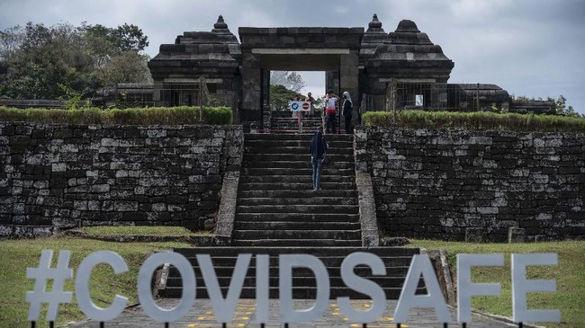 Bupati Sleman menyerukan warganya untuk di rumah saja selama 7 hari, sementara itu objek wisata di luar zona merah tetap dibuka.