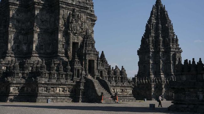Saat ini Candi Prambanan membuka beberapa area umum yang bisa disewa masyarakat untuk menggelar pesta pernikahan.