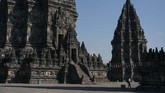 Taman Wisata Candi Kembali Dibuka di Jawa Tengah Wisatawan mengunjungi kompleks Taman Wisata Candi (TWC) Prambanan di Sleman, DI Yogyakarta, Rabu (1/7/2020). PT. Taman Wisata Candi Borobudur, Prambanan dan Ratu Boko membuka kembali kunjungan wisata Candi Prambanan pada Rabu (1/7/2020) dengan menerapkan protokol kesehatan ketat serta pembatasan jumlah pengunjung setelah tutup selama tiga bulan akibat pandemi COVID-19. ANTARA FOTO/Hendra Nurdiyansyah/aww.
