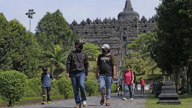 Menko Marves Luhut mengatakan selain perubahan harga tiket, semua turis harus menggunakan tour guide dari warga lokal sekitar Borobudur.