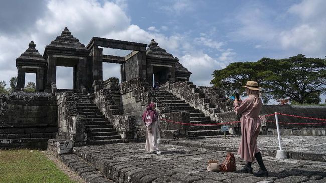 Bagi yang ingin piknik romantis sembari menikmati sunset, mungkin bisa memilih Candi Ratu Boko sebagai lokasinya.