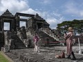 Piknik Romantis Berhiaskan Senja di Candi Ratu Boko