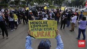FOTO: Protes PPDB DKI di Seberang Istana
