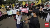 Unjuk Rasa Tolak PPDB di Depan Istana Merdeka Sejumlah orang tua atau wali murid yang tergabung dalam Forum Relawan Penerimaan Peserta Didik Baru (PPDB) DKI Jakarta 2020 berunjuk rasa di depan Istana Merdeka, Jakarta, Jumat, 3 Juli 2020. Unjuk rasa yang diikuti orang tua murid tersebut menuntut penghapusan syarat usia dalam Penerimaan Peserta Didik Baru (PPDB) DKI Jakarta. CNN Indonesia/Adhi Wicaksono