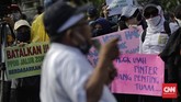Unjuk Rasa Tolak PPDB di Depan Istana Merdeka Sejumlah orang tua atau wali murid yang tergabung dalam Forum Relawan Penerimaan Peserta Didik Baru (PPDB) DKI Jakarta 2020 berunjuk rasa di depan Istana Merdeka, Jakarta, Jumat, 3 Juli 2020. Unjuk rasa yang diikuti orang tua murid tersebut menuntut penghapusan syarat usia dalam Penerimaan Peserta Didik Baru (PPDB) DKI Jakarta. CNN Indonesia/Adhi Wicaksono