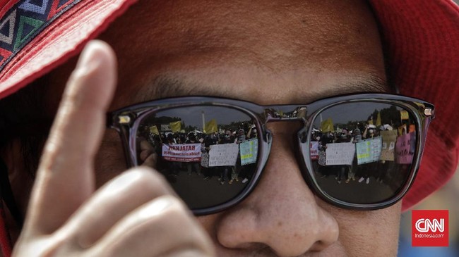 Sejumlah orang tua atau wali murid yang tergabung dalam Forum Relawan Penerimaan Peserta Didik Baru (PPDB) DKI Jakarta 2020 berunjuk rasa di depan Istana Merdeka, Jakarta, Jumat, 3 Juli 2020. Unjuk rasa yang diikuti orang tua murid tersebut menuntut penghapusan syarat usia dalam Penerimaan Peserta Didik Baru (PPDB) DKI Jakarta. CNN Indonesia/Adhi Wicaksono