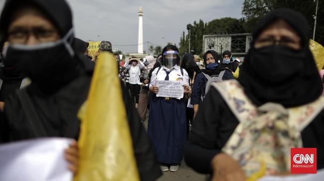 Sejumlah orang tua atau wali murid yang tergabung dalam Forum Relawan Penerimaan Peserta Didik Baru (PPDB) DKI Jakarta 2020 berunjuk rasa di depan Istana Merdeka, Jakarta, Jumat, 3 Juli 2020. Unjuk rasa yang diikuti orang tua murid tersebut menuntut penghapusan syarat usia dalam Penerimaan Peserta Didik Baru (PPDB) DKI Jakarta. CNN Indonesia/Adhi Wicaksono
