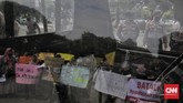 Unjuk Rasa Tolak PPDB di Depan Istana Merdeka Sejumlah orang tua atau wali murid yang tergabung dalam Forum Relawan Penerimaan Peserta Didik Baru (PPDB) DKI Jakarta 2020 berunjuk rasa di depan Istana Merdeka, Jakarta, Jumat, 3 Juli 2020. Unjuk rasa yang diikuti orang tua murid tersebut menuntut penghapusan syarat usia dalam Penerimaan Peserta Didik Baru (PPDB) DKI Jakarta. CNN Indonesia/Adhi Wicaksono