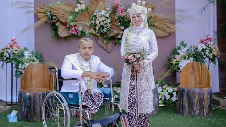 Viral pasangan gadis batang dan pria difabel Viral pasangan gadis batang dan pria difabel