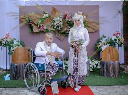 Gadis Cantik di Batang Nikahi Pria Difabel, Tak Gentar Meski Ditolak Keluarga