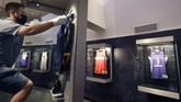 Wajah Baru Hall of Fame Basketball Mike Mattoon, collections assistant at the Naismith Memorial Basketball Hall of Fame, installs an exhibit at the museum, in Springfield, Mass., Tuesday, June 23, 2020. The museum is scheduled to reopen in the beginning of July 2020 with a whole new look after a $22 million renovation. (AP Photo/Steven Senne)