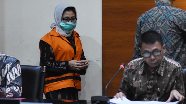 Ketua DPRD Kutai Timur Encek Unguria mengenakan rompi tahanan usai menjalani pemeriksaan pasca terjaring Operasi Tangkap Tangan (OTT) di Gedung KPK, Jakarta, Jumat (3/7/2020). Dalam OTT itu KPK menahan tujuh tersangka yakni Bupati Kutai Timur Ismunandar, Ketua DPRD Kutai Timur Encek Unguria, Kadis PU Kutim Aswandini, Kepala Bapenda Kutim Musyaffa, Kepala BPKAD Kutim Suriansyah, serta pihak swasta Aditya Maharani dan Deky Aryanto dengan barang bukti uang tunai Rp170 juta, buku tabungan dengan saldo Rp4,8 miliar, dan sertifikat deposito Rp1,2 miliar dalam kasus dugaan korupsi pengerjaan infrastruktur di lngkungan Pemkab Kutai Timur tahun 2019-2020. ANTARA FOTO/Indrianto Eko Suwarso/pras.