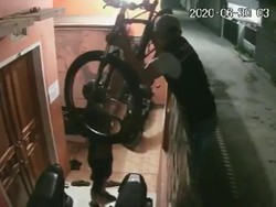Detik-detik 3 Pencuri Santuy Gondol 2 Sepeda di Bandung