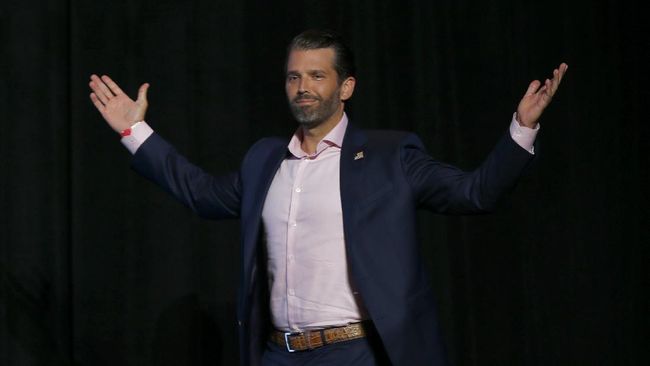Donald J Trump Jr malah menyindir menggunakan meme mengomentari insiden Alec Baldwin tak sengaja menembak mati kru di loaksi syuting.