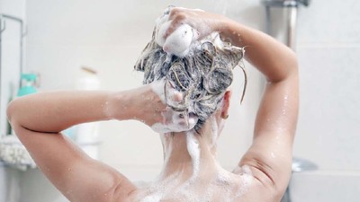 7 Kebiasaan Buruk Wanita Saat Mandi