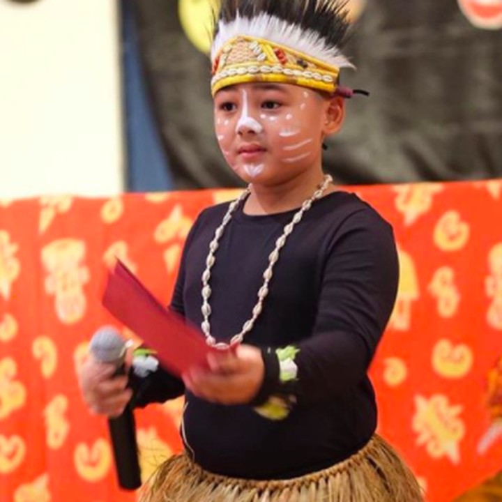 <p>Tuh kan, meski wajahnya dicoret kayak gini, Kellen tetap kelihatan ganteng ya. <em>He he he...</em> (Foto: Instagram @kellenlemos12)</p>