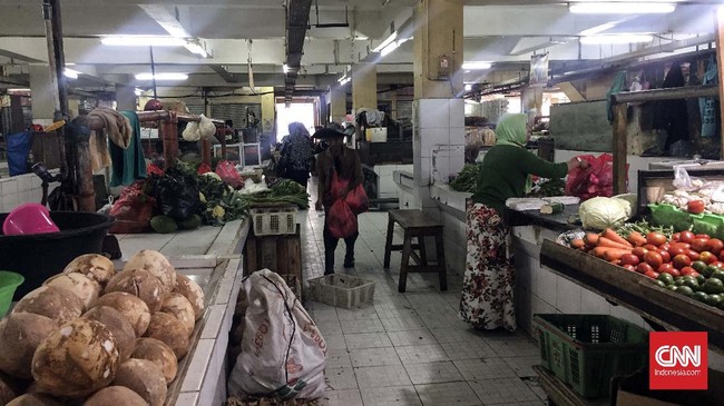 Suasana Pasar Kramat Jati pada masa pembatasan sosial berskala besar (PSBB) transisi fase kedua, Jakarta, Sabtu (4/7).