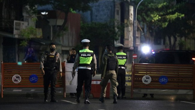 Berdasarkan survei masyarakat tetap puas atas kinerja Pemprov Jatim menangani virus corona meskipun kasus positif Covid-19 dan angka kematian di Jatim tinggi.