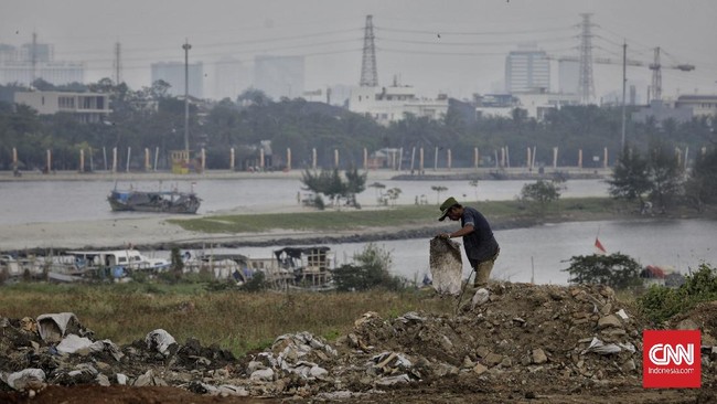 Aktivitas bongkar muat tanah/lumpur dikawasan reklamasi Ancol Timur. Jakarta, Sabtu, 4 Juli 2020. Gubernur Provinsi DKI Jakarta Anies Baswedan mengeluarkan Keputusan Gubernur Nomor 237 Tahun 2020 tentang seluas 35 hektar dan Kawasan Taman Rekreasi Taman Impian Ancol Timur Seluas 120 hektar yang ditandatangani pada 24 Februari 2020. CNN Indonesia/Adhi Wicaksono
